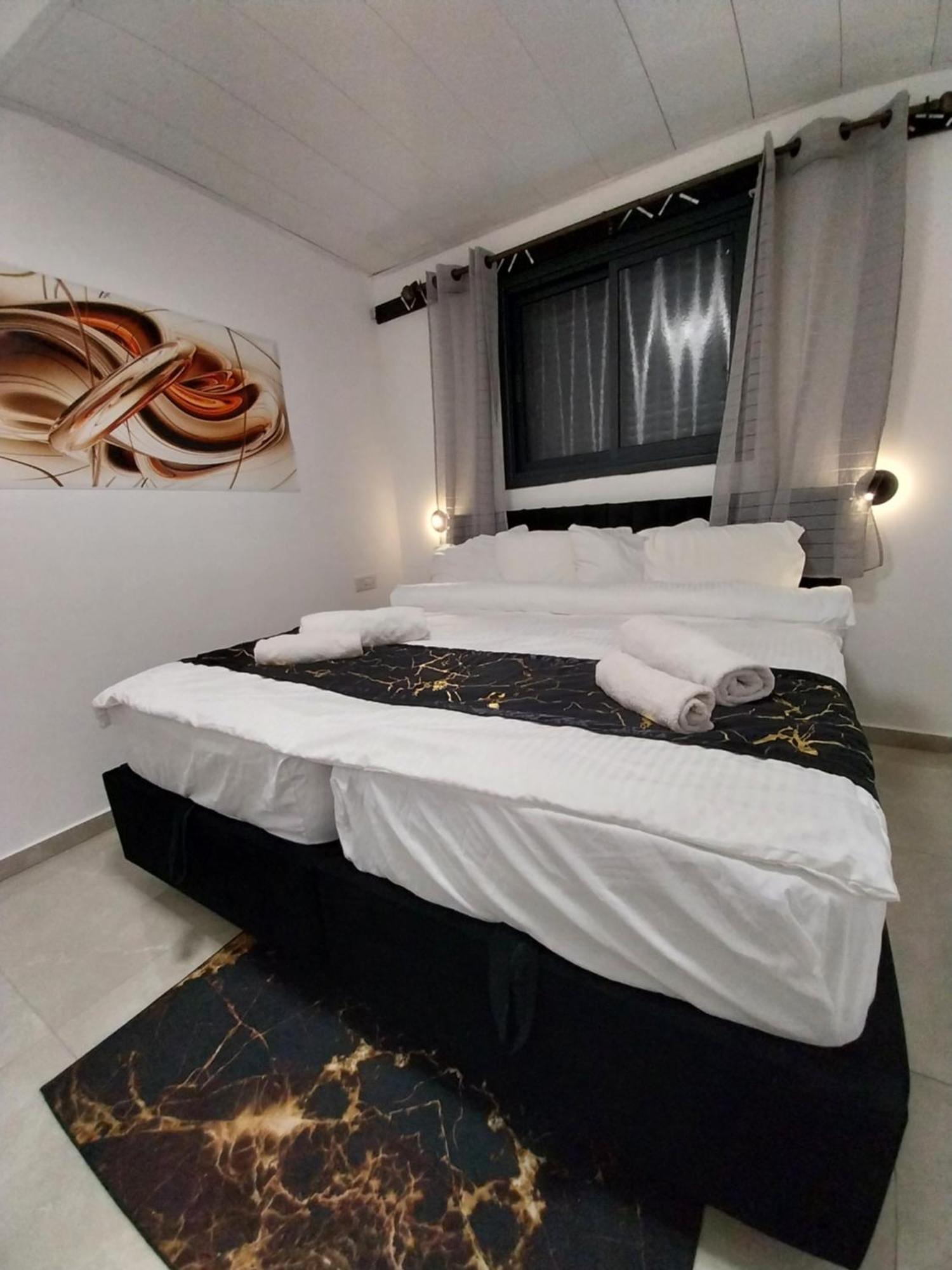 Apartamento שירת דבורה בבני ברק Giv'at Shemu'el Exterior foto