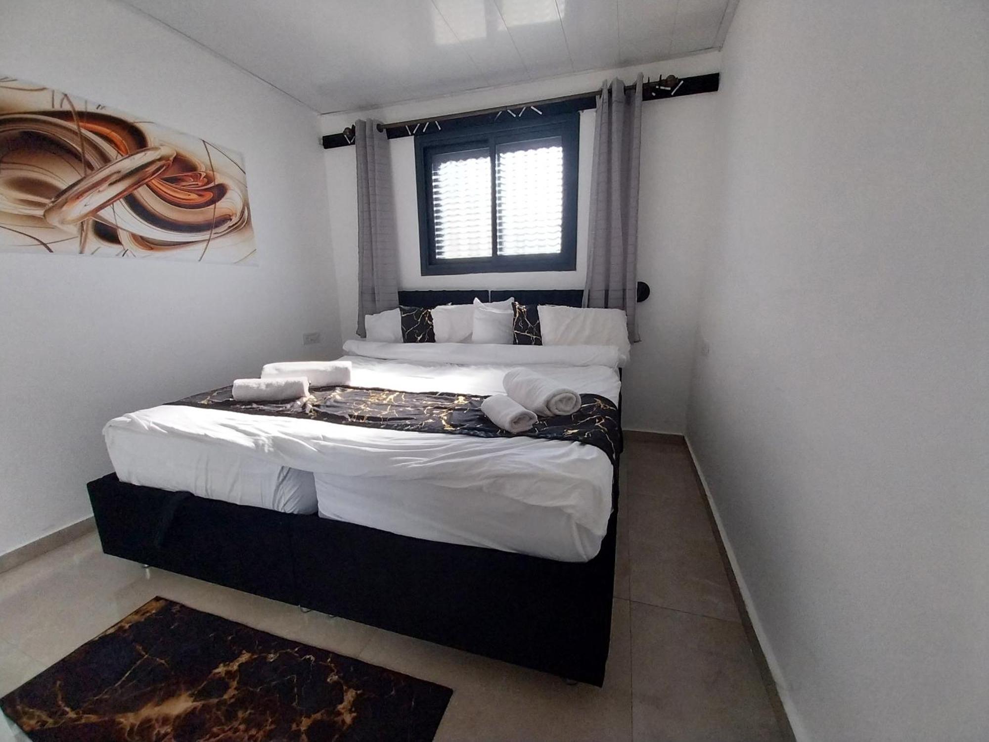 Apartamento שירת דבורה בבני ברק Giv'at Shemu'el Exterior foto